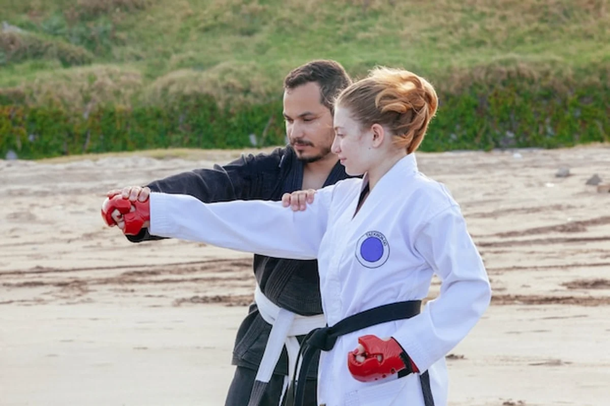 Mężczyzna uczący karate studentki