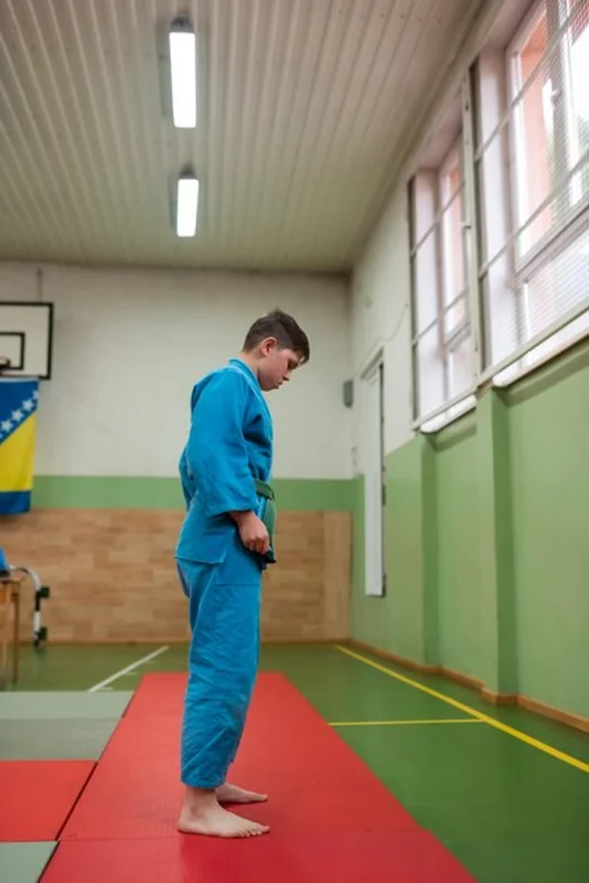 Dwóch zawodników judo podczas treningu sztuk walki