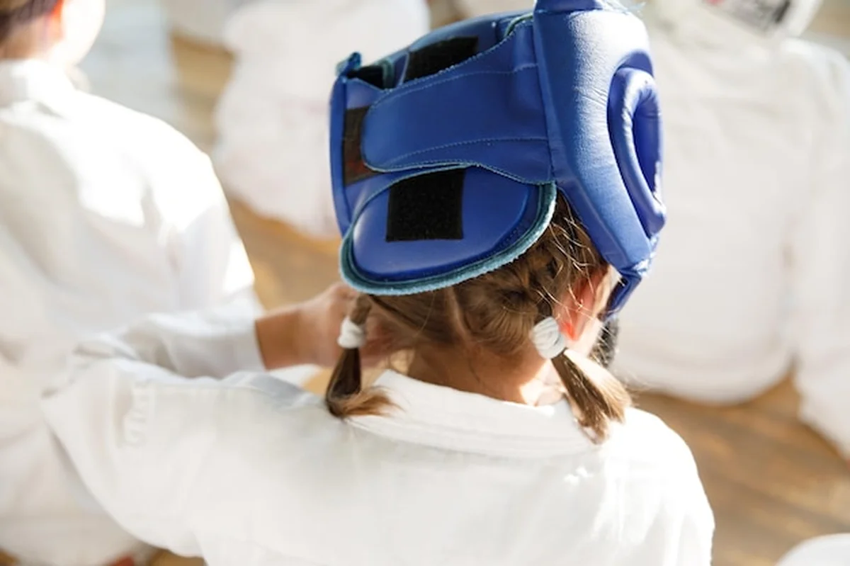 Studenci karate trenują w sali sztuk walki. Trening w szkole sztuk walki na sali gimnastycznej