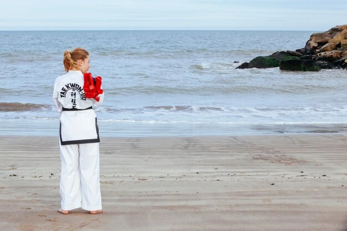 Młoda kobieta trenuje taekwondo