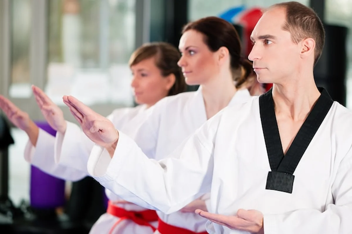 Ludzie ćwiczący taekwondo na siłowni